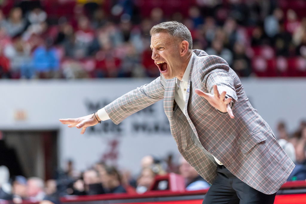 Alabama head coach Nate Oats works with his team during the first half of an NCAA college basketball game against Missouri Tuesday, Jan. 27, 2026, in Tuscaloosa, Ala. (AP Photo/Vasha Hunt)