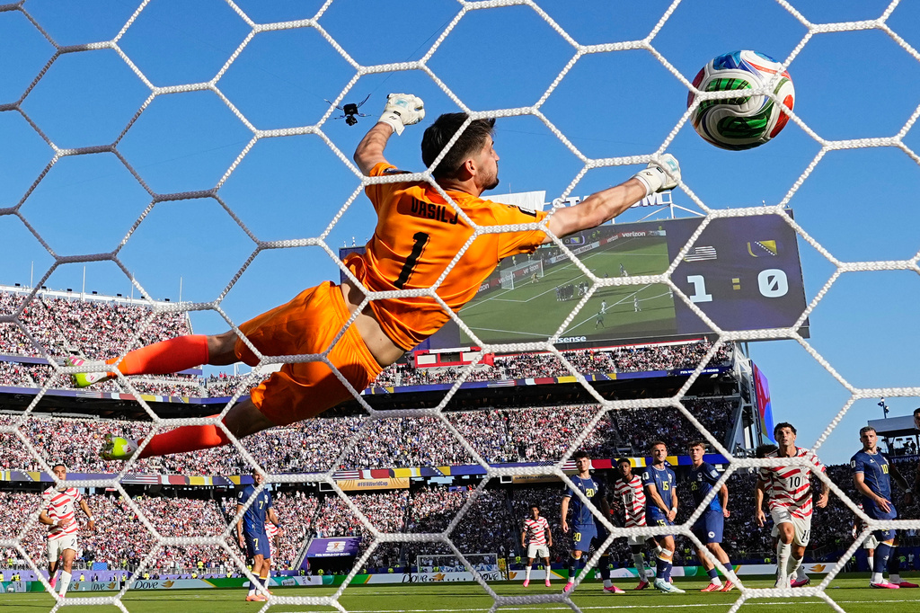 United States' Malik Tillman (17) scores their second goal from a free kick during the World Cup round of 32 soccer match between the United States and Bosnia in Santa Clara, Calif., near San Francisco, Wednesday, July 1, 2026. (AP Photo/Martin Meissner)