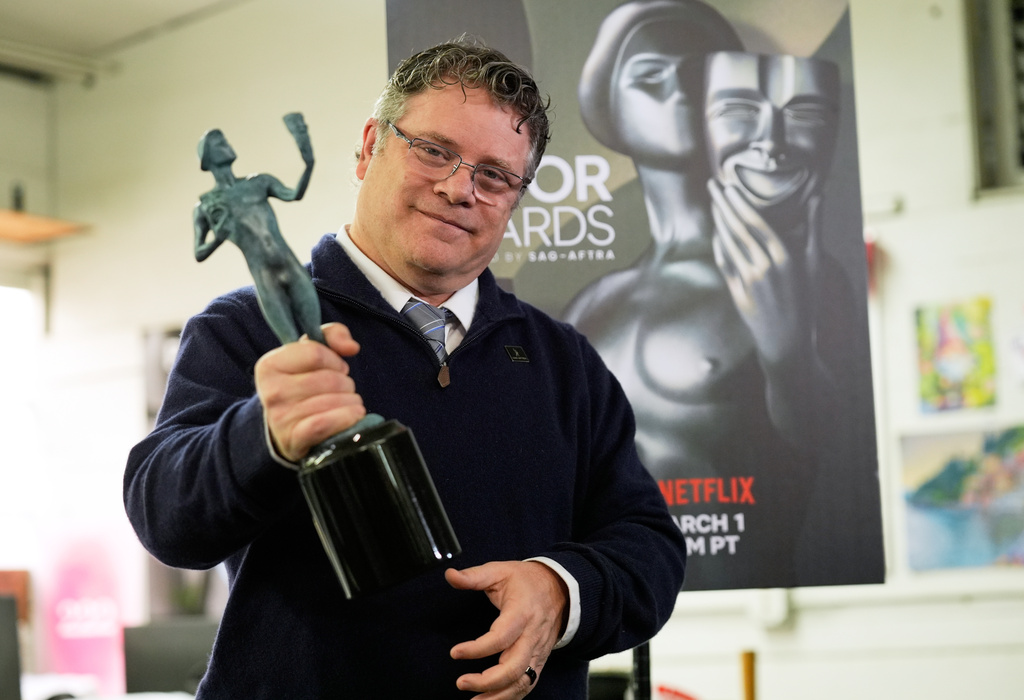 SAG-AFTRA president Sean Astin shows off a finished solid bronze Actor statuette during the 32nd Actor Awards statuette pouring event presented by SAG-AFTRA on Thursday, Feb. 5, 2026, at American Fine Arts Foundry in Burbank, Calif. (AP Photo/Chris Pizzello)