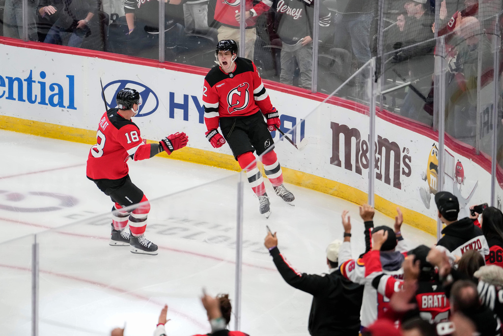 New Jersey Devils center Cody Glass, upper right, celebrates after scoring during the first period of an NHL hockey game against Montreal Canadiens, Thursday, Nov. 6, 2025, in Newark, N.J. (AP Photo/Yuki Iwamura)