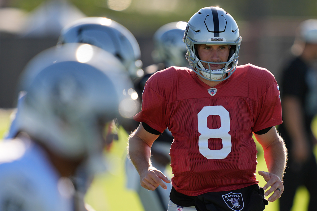 Las Vegas Raiders quarterback Kirk Cousins (8) warms up during practice at the team's NFL football training camp Tuesday, Aug. 4, 2026, in Henderson, Nev. (AP Photo/John Locher)