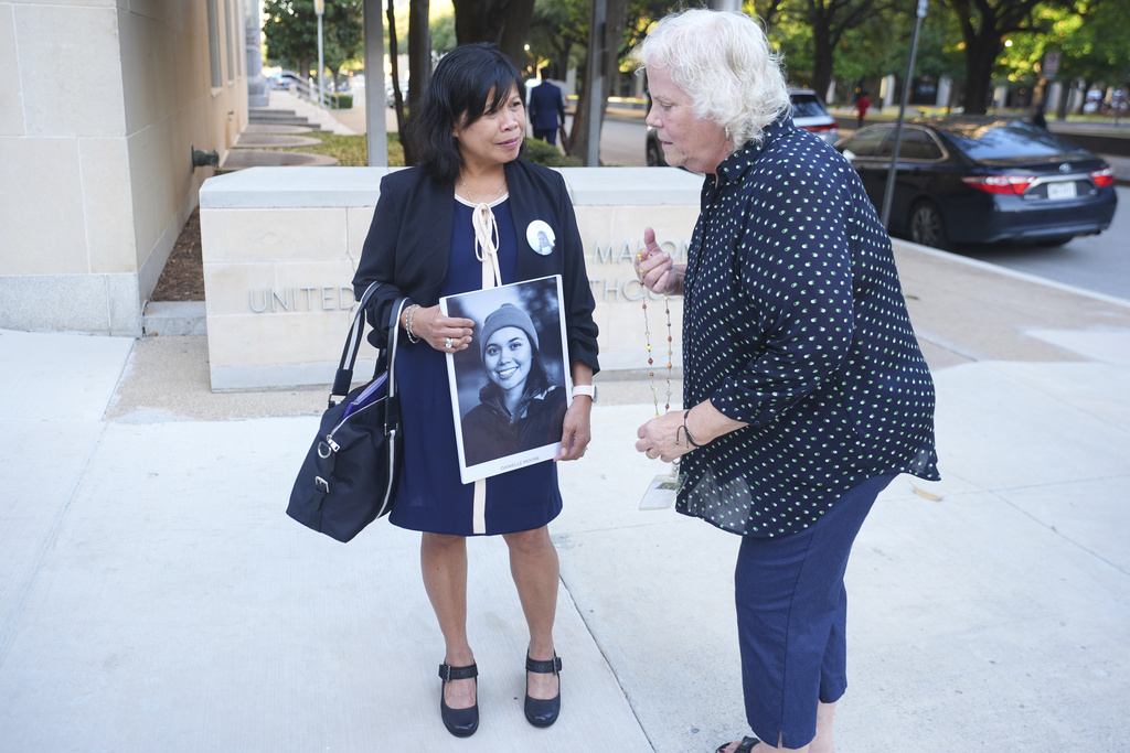 Clariss Moore of Toronto, holds a photo of her deceased daughter Danielle as she talks with Susan Riffel, who also also lost sons Melvin and Bennett is Boeing crash, before a hearing at federal court in Fort Worth, Texas, Wednesday, Sept. 3, 2025. (AP Photo/LM Otero)