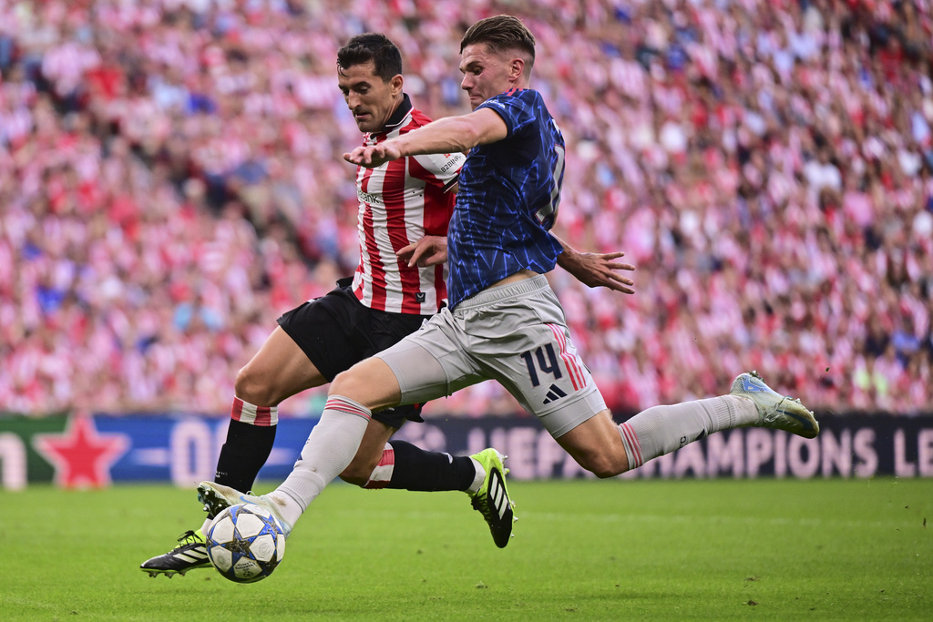 Athletic Bilbao's Daniel Vivian, background, defends against Arsenal's Viktor Gyoekeres during the Champions League opening phase soccer match between Athletic Bilbao and Arsenal at the San Mames stadium in Bilbao, Spain, Tuesday, Sept. 16, 2025. (AP Photo/Miguel Oses)