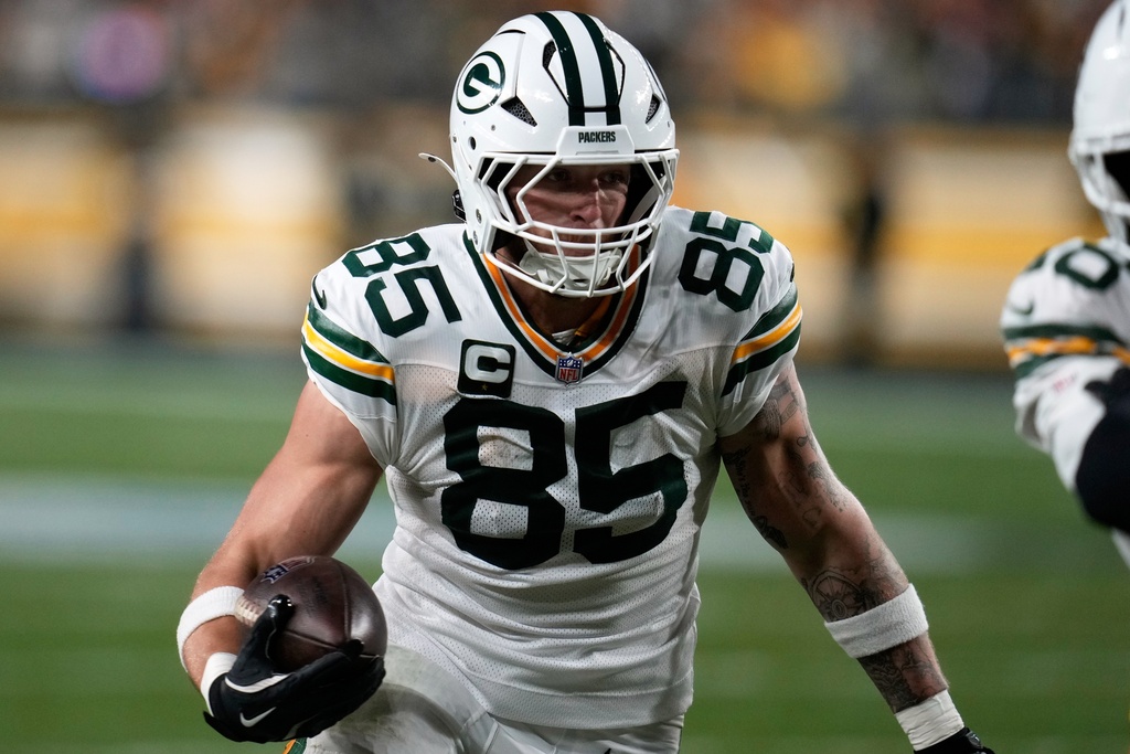 Green Bay Packers' Tucker Kraft gets into the endzone after a catch during the first half of an NFL football game against the Pittsburgh Steelers Sunday, Oct. 26, 2025, in Pittsburgh. (AP Photo/Sue Ogrocki)