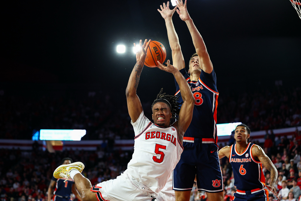 Georgia guard Jeremiah Wilkinson (5) shoots against Auburn forward Filip Jovic, right, during the first half of an NCAA college basketball game, Saturday, Jan. 3, 2026, in Athens, Ga. (AP Photo/Colin Hubbard)