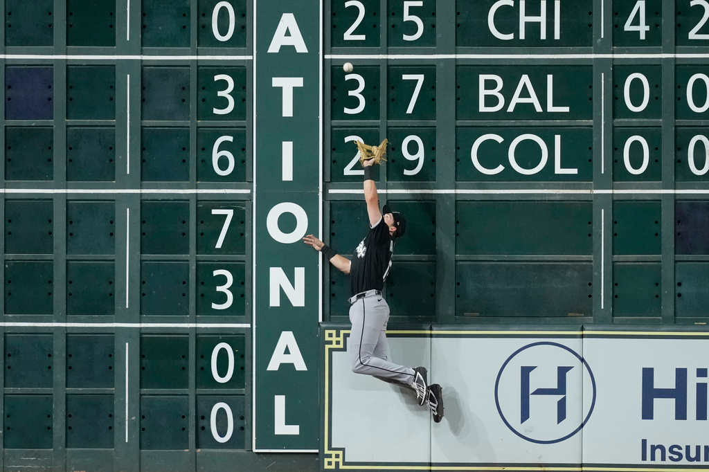 Chicago White Sox left fielder Sam Antonacci tries to catch a single by Houston Astros' Isaac Paredes during the fifth inning of a baseball game Monday, Aug. 31, 2026, in Houston. (AP Photo/David J. Phillip)