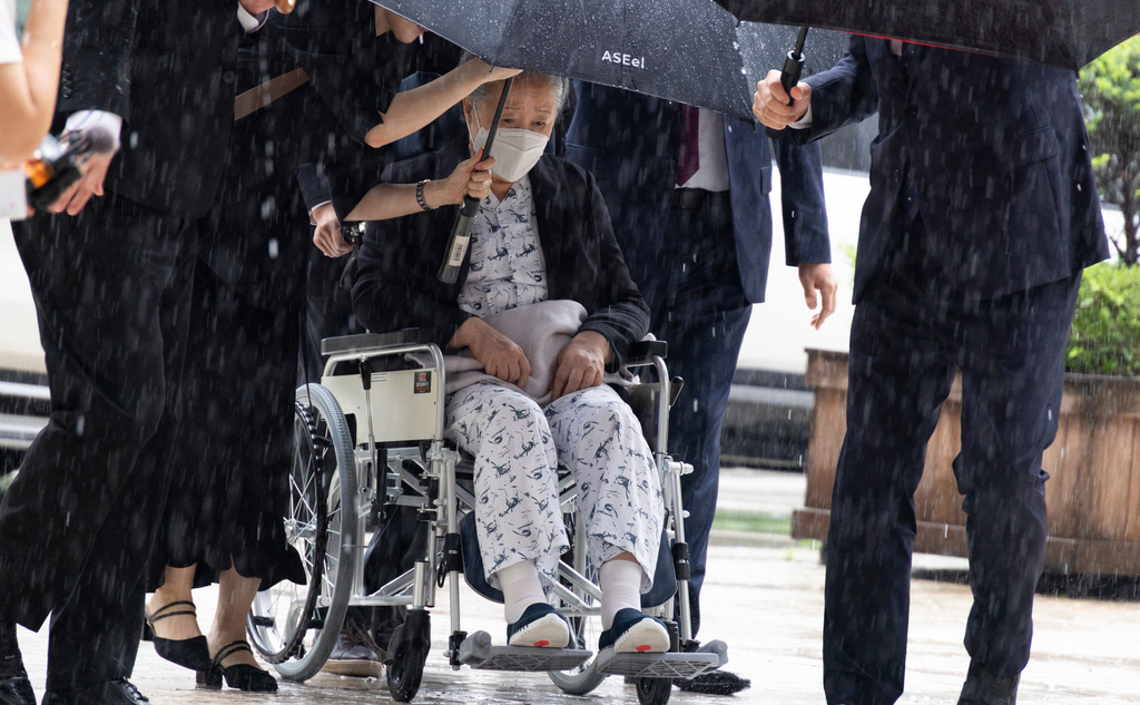 Unification Church leader Hak Ja Han, on the wheelchair, arrives for the sentencing hearing on allegations of bribery and political funding, at the Seoul Central District Court in Seoul, South Korea, Monday, Aug. 31, 2026. (Jeon Heon-kyun/Pool Photo via AP)