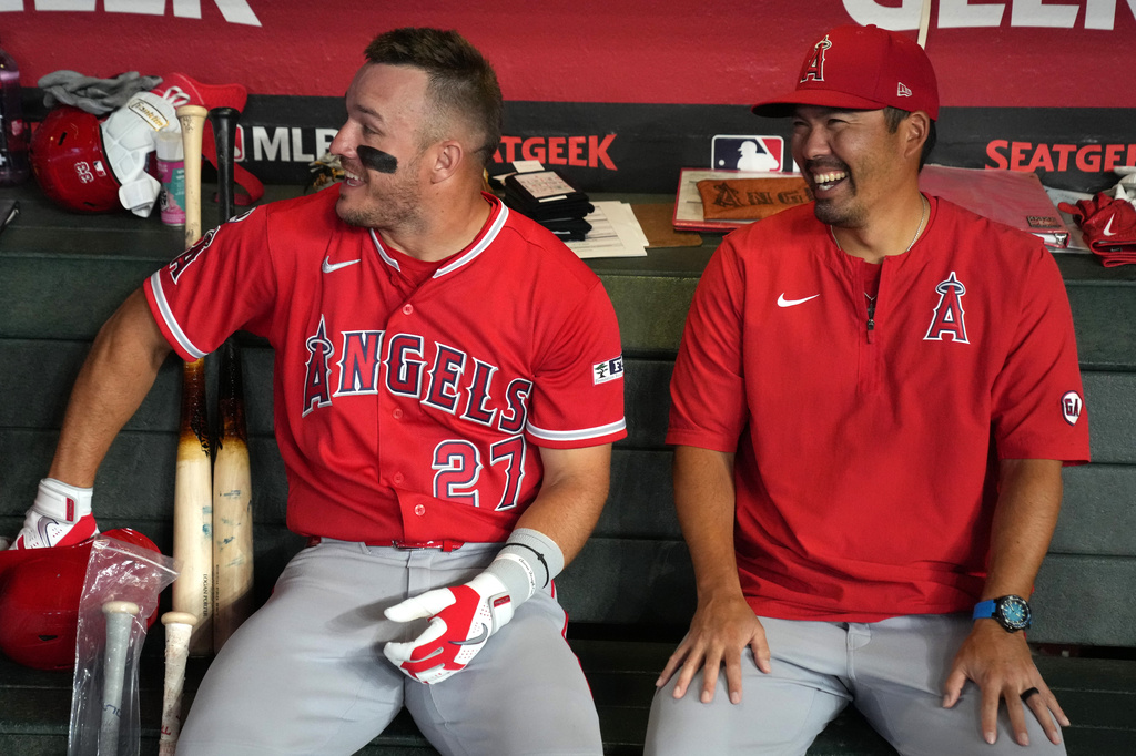 Los Angeles Angels' Mike Trout (27) and manager Kurt Suzuki talk before a baseball game against the Arizona Diamondbacks, Wednesday, June 17, 2026, in Phoenix. (AP Photo/Rick Scuteri)