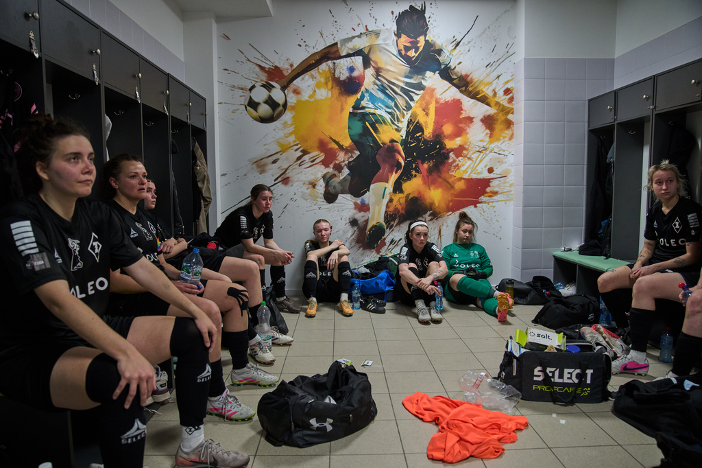 AKS Zly Praga players talk in the dressing room during the Women's II Liga Kobiet North soccer match between AKS Zly Praga and KKP Slupczanka Słupca, at the Don Pedro Arena stadium in Warsaw, Poland, Saturday, April 25, 2026. (AP Photo/Ebrahim Noroozi)