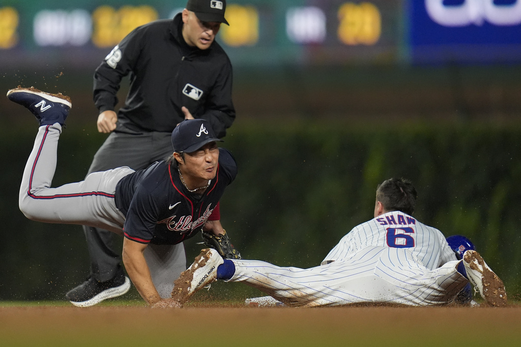 Chicago Cubs Matt Shaw (6) is caught stealing by Atlanta Braves shortstop Ha-Seong Kim during the fifth inning of a baseball game Wednesday, Sept. 3, 2025, in Chicago. (AP Photo/Erin Hooley)