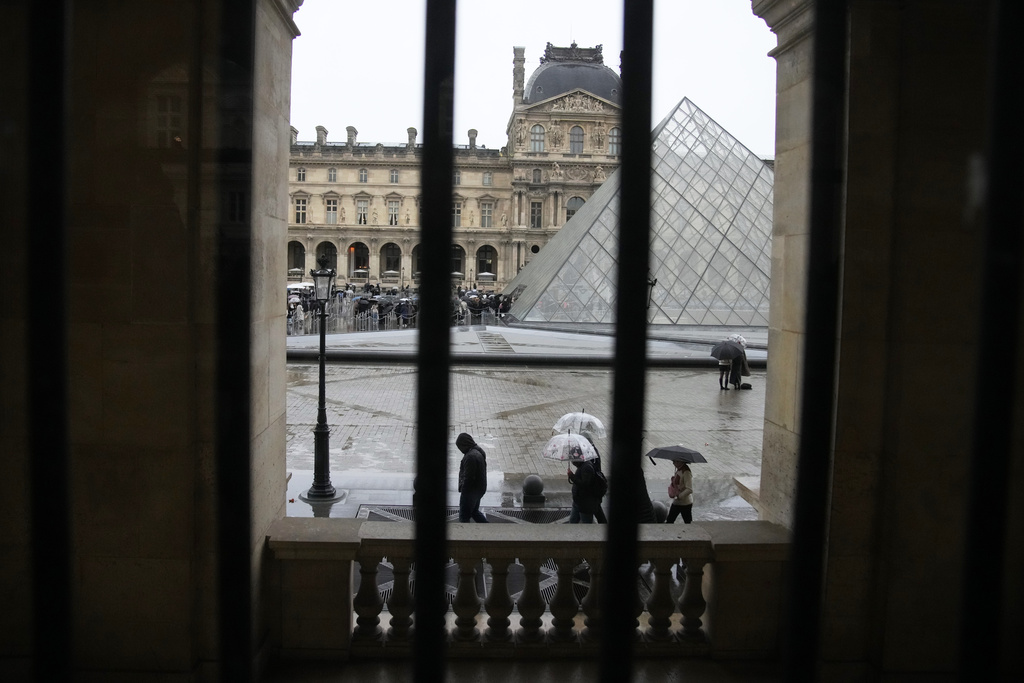 People queue to enter Le Louvre museum Wednesday, Nov. 19, 2025 in Paris. (AP Photo/Christophe Ena)