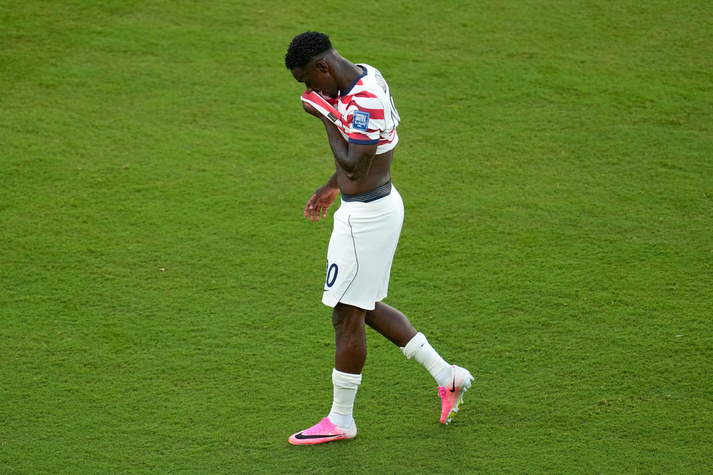 El delantero estadounidense Folarin Balogun tras ser expulsado durante el partido de los 16vos de final contra Bosnia en el Mundial, el miércoles 1 de julio de 2026, en Bosnia. (AP Foto/Jeff Chiu)