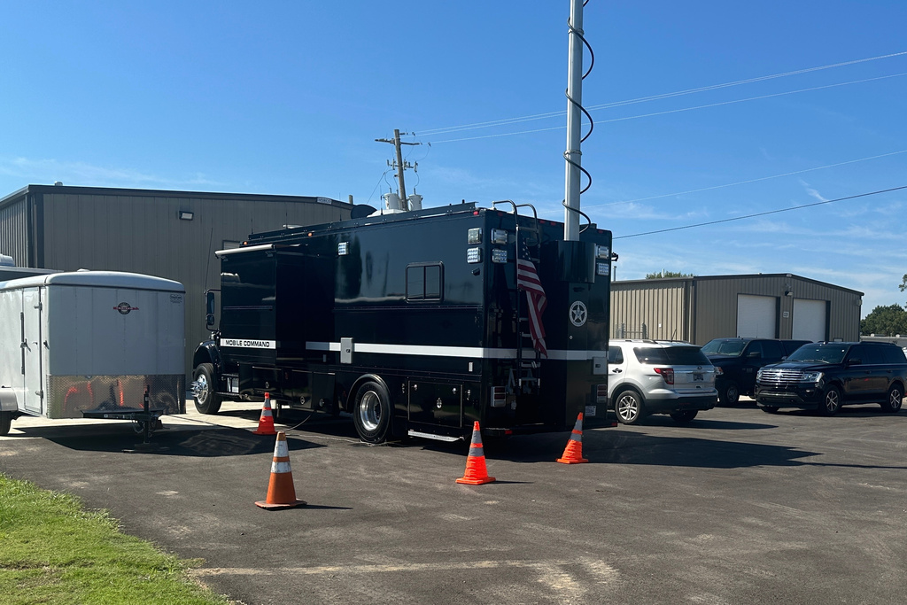 A U.S. Marshals Service mobile command center sits at a staging area on Tuesday, Sept. 30, 2025, in Memphis, Tenn. (AP Photos/Adrian Sainz)