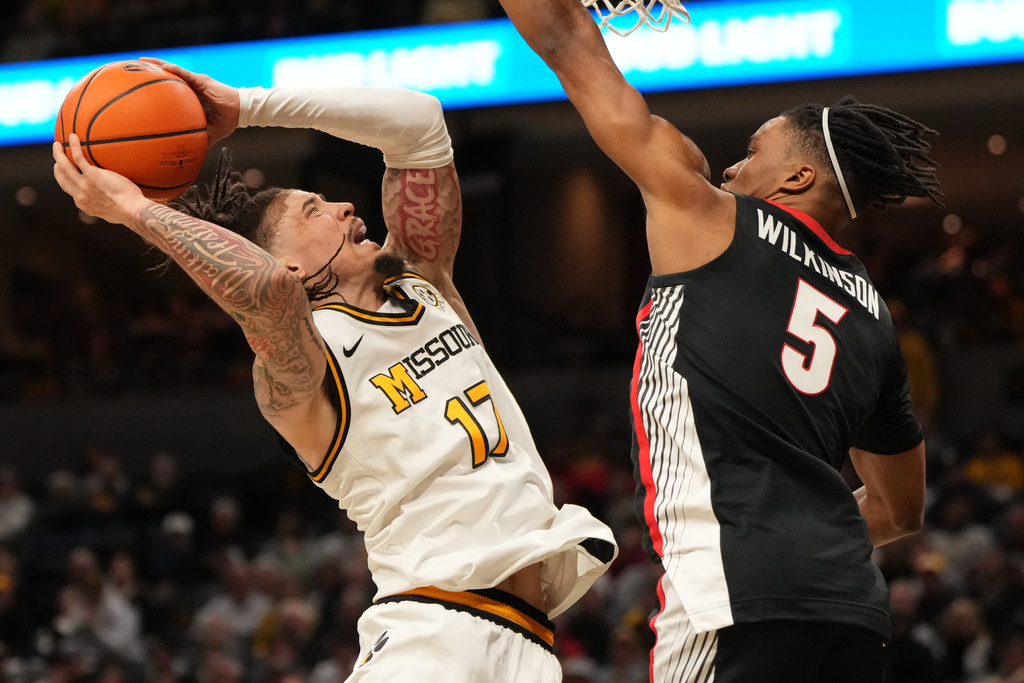 Missouri's Jayden Stone (17) shoots over Georgia's Jeremiah Wilkinson (5) during the second half of an NCAA college basketball game Tuesday, Jan. 20, 2026, in Columbia, Mo. (AP Photo/Jeff Roberson)