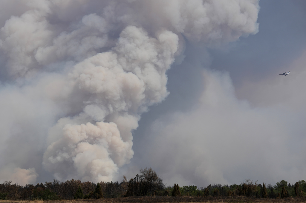 A Russian Il-76 firefighting plane battles a forest fire in Deliblatska Pescara (Deliblato Sands), near the village of Sumarak, 70 kilometers north-west of Belgrade, Serbia, Thursday, Aug. 20, 2026. (AP Photo/Darko Vojinovic)
