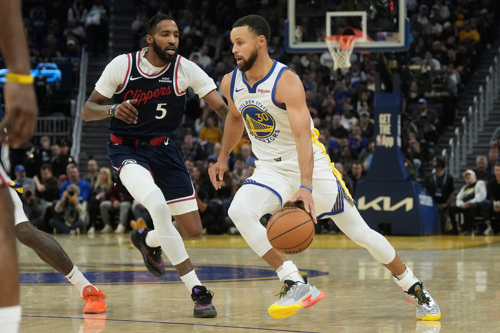Golden State Warriors guard Stephen Curry (30) drives to the basket against Los Angeles Clippers forward Derrick Jones Jr. (5) during the first half of an NBA basketball game in San Francisco, Tuesday, Oct. 28, 2025. (AP Photo/Jeff Chiu)