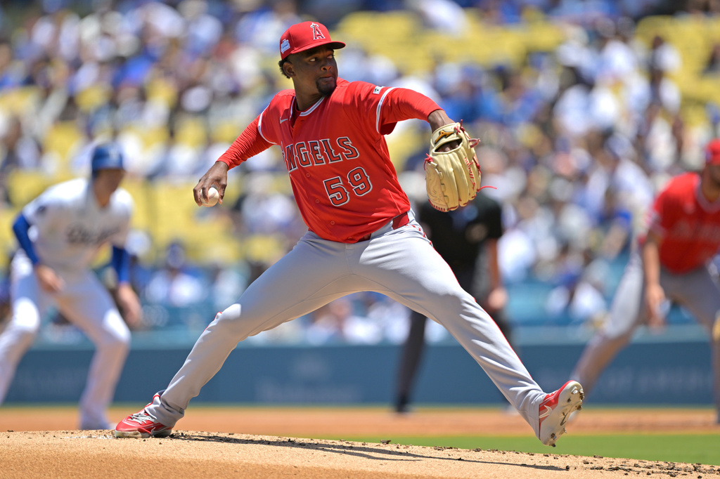 Los Angeles Angels starting pitcher José Soriano delivers to the plate during the first inning of a baseball game against the Los Angeles Dodgers, Sunday, June 7, 2026, in Los Angeles. (AP Photo/Jayne Kamin-Oncea)