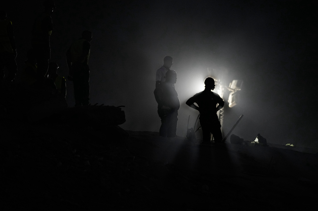 People continue searching for loves ones in OPPE buildings that collapsed from earthquakes in La Guaira, Venezuela, Thursday, July 30, 2026. (AP Photo/Ariana Cubillos)