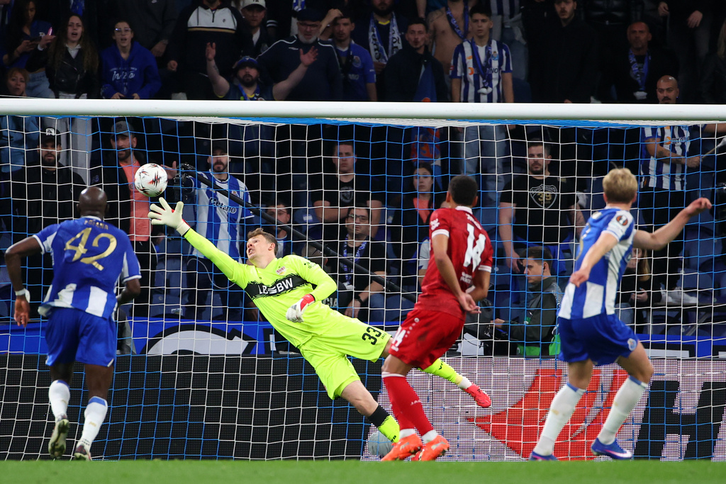 Porto's Victor Froholdt, right, scores his side's second goal during the Europa League round of 16, second leg, soccer match between FC Porto and VFB Stuttgart in Porto, Portugal, Thursday, March 19, 2026. (AP Photo/Luis Vieira)