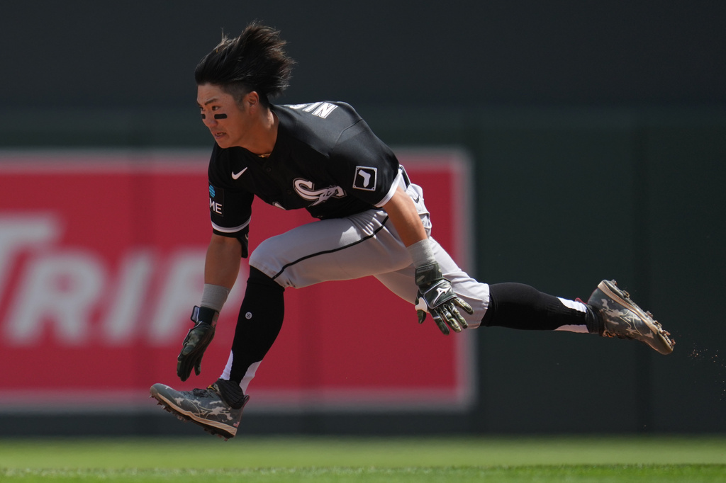 Chicago White Sox's Rikuu Nishida runs to reach second base off a throwing error by Minnesota Twins shortstop Tristan Gray during the sixth inning of a baseball game, Wednesday, June 3, 2026, in Minneapolis. (AP Photo/Abbie Parr)