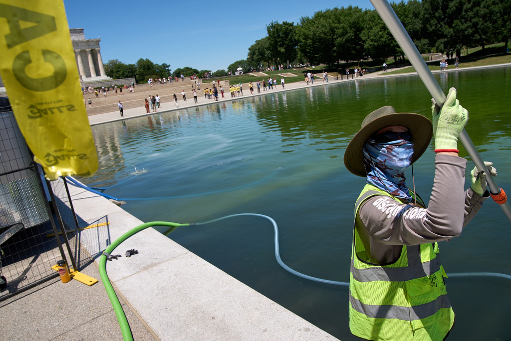 The reflecting pool is cleaned of algae, utilizing "ozone nano bubbles," by National Park Service employees and contractors, Tuesday, June 16, 2026, at the Lincoln Memorial Reflecting Pool in Washington. (AP Photo/Jacquelyn Martin)