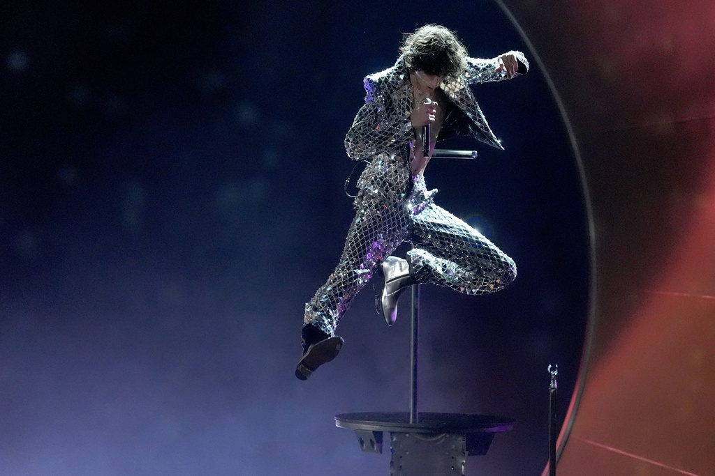 Sombr performs "12 to 12" during the 68th annual Grammy Awards on Sunday, Feb. 1, 2026, in Los Angeles. (AP Photo/Chris Pizzello)
