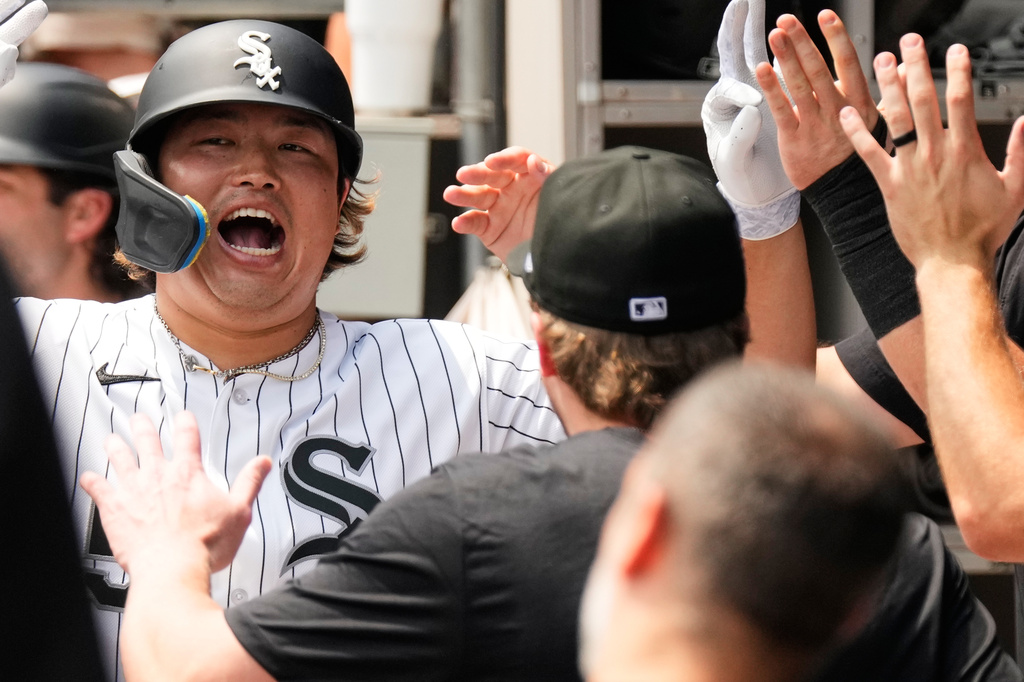 Chicago White Sox's Munetaka Murakami, left, of Japan, celebrates with teammates after hitting a two-run home run during the first inning of a baseball game against the Houston Astros in Chicago, Sunday, July 26, 2026. (AP Photo/Nam Y. Huh)