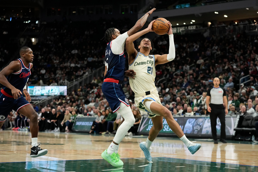 Milwaukee Bucks' Ousmane Dieng (21) drives to the basket against LA Clippers' Derrick Jones Jr. during the second half of an NBA basketball game Sunday, March 29, 2026, in Milwaukee. (AP Photo/Aaron Gash)