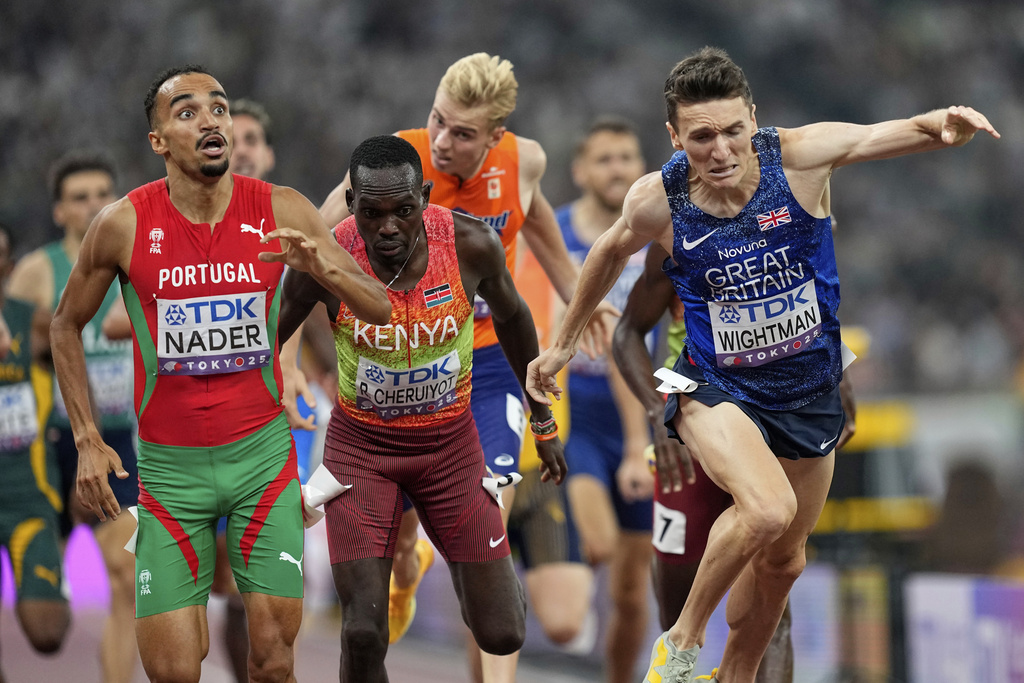 Portugal's Isaac Nader celebrates after winning the gold medal ahead of Britain's Jake Wightman in the men's 1,500 meters final at the World Athletics Championships in Tokyo, Wednesday, Sept. 17, 2025. (AP Photo/Petr David Josek)