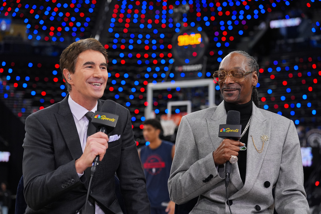 Debuting as an NBA analyst, Snoop Dogg, right, records a segment with Terry Gannon before an NBA basketball game between the Los Angeles Clippers and the Golden State Warriors Monday, Jan. 5, 2026, in Inglewood, Calif. (AP Photo/Jae C. Hong)