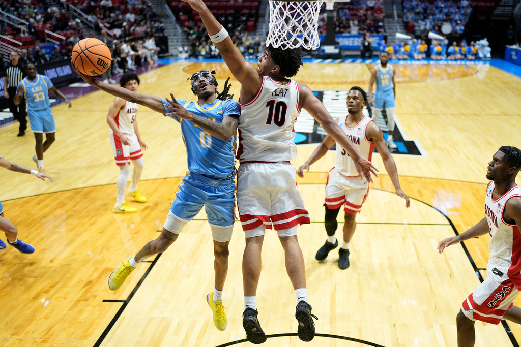 LIU guard Malachi Davis (0) shoots against Arizona forward Koa Peat (10) during the first half in the first round of the NCAA college basketball tournament, Friday, March 20, 2026, in San Diego. (AP Photo/Mark J. Terrill)
