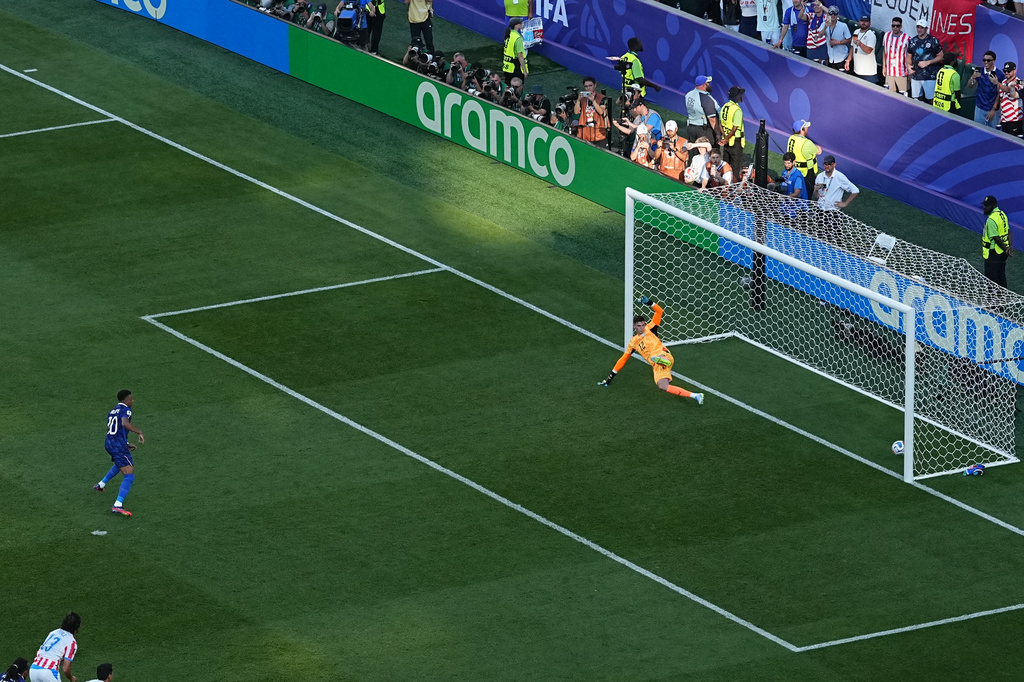 France's Kylian Mbappe scores the opening goal from the penalty spot against Paraguay during the World Cup round of 16 soccer match in Philadelphia, Saturday, July 4, 2026. (AP Photo/Matt Rourke)