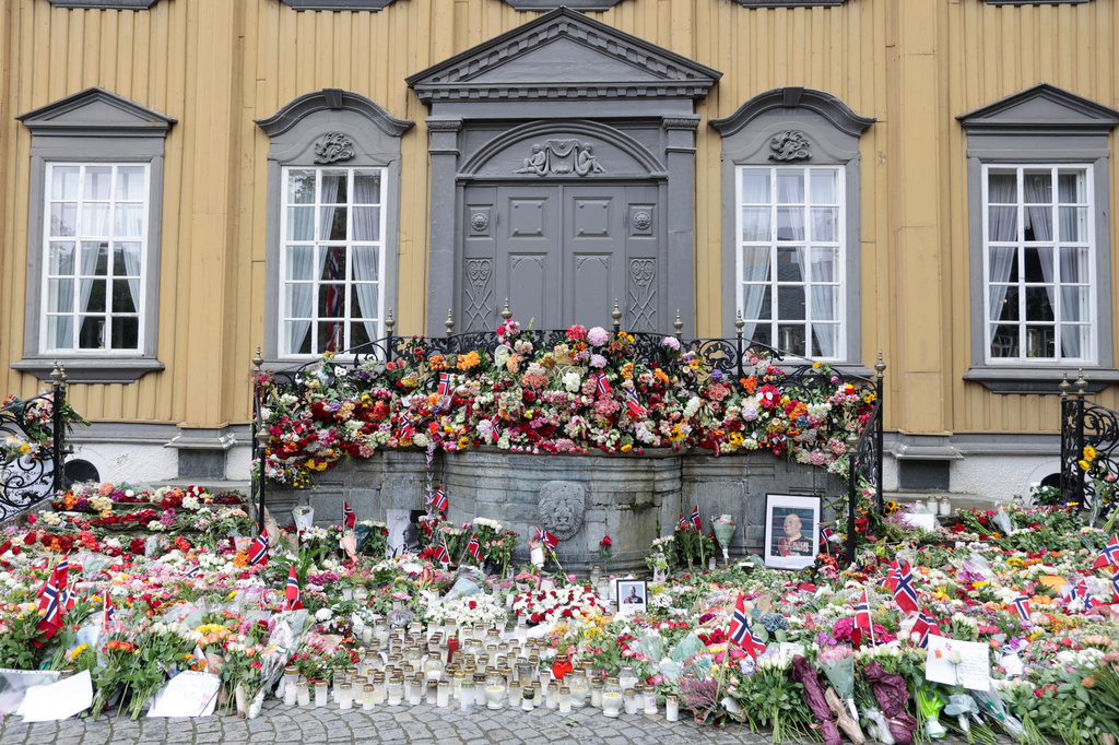 Flowers and condolences surround Stiftsgården following the death of King Harald V on Friday in Trondheim, Norway, Saturday, Aug. 29, 2026. (Jan Langhaug/NTB Scanpix via AP)
