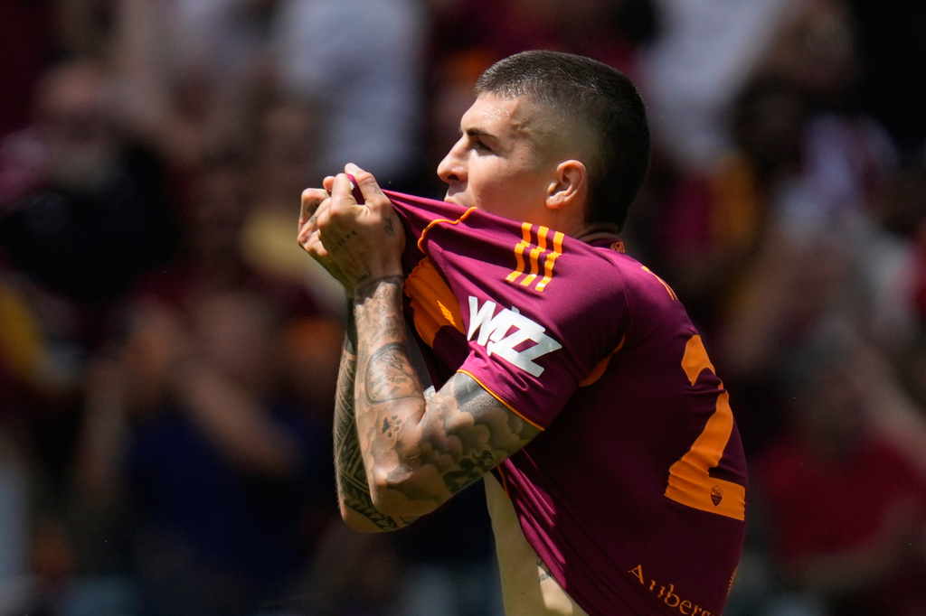 Roma's Gianluca Mancini celebrates after scoring during the Italian Serie A soccer match between Roma and Lazio in Rome, Sunday, May 17, 2026. (AP Photo/Gregorio Borgia)