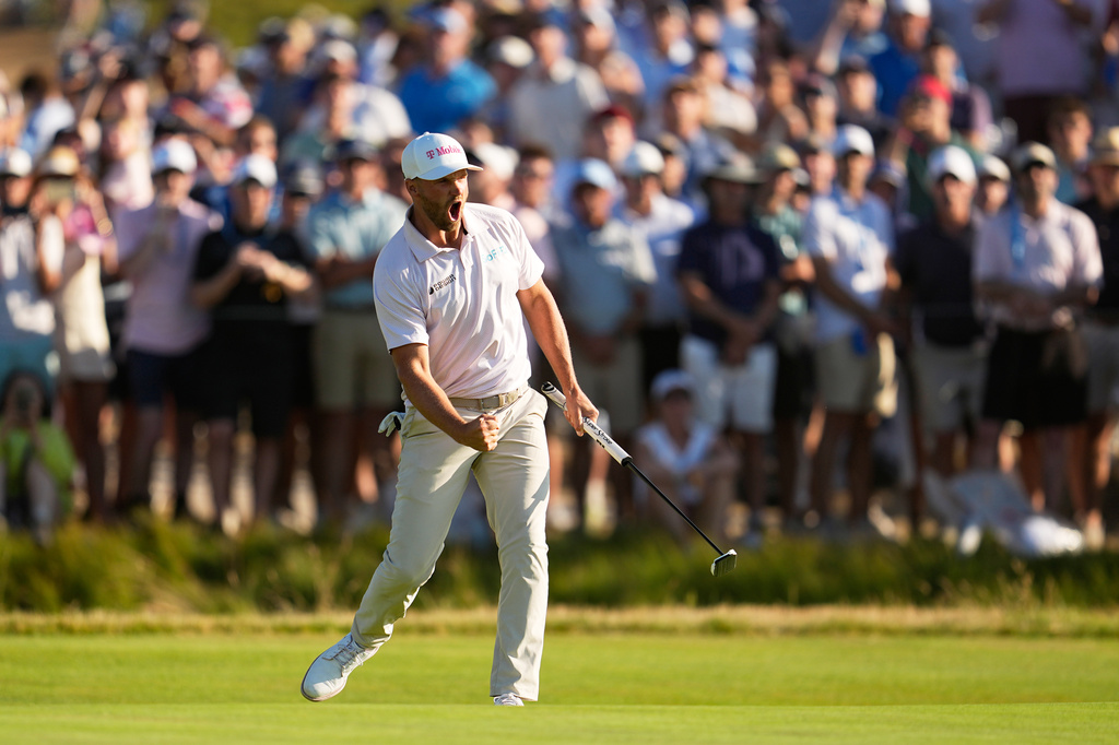 Wyndham Clark celebrates after a birdie on the 16th hole during the final round of the U.S. Open golf tournament at Shinnecock Hills Golf Club in Southampton, N.Y., Sunday, June 21, 2026. (AP Photo/George Walker IV)