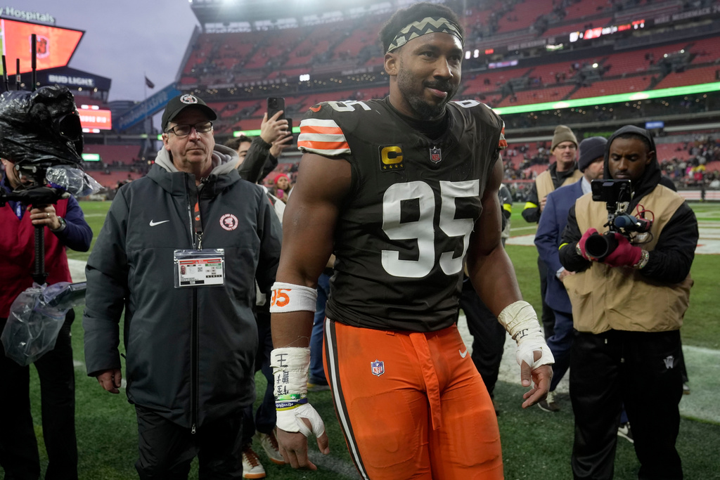 Cleveland Browns defensive end Myles Garrett walks off the field after an NFL football game against the Pittsburgh Steelers, Sunday, Dec. 28, 2025, in Cleveland. (AP Photo/Sue Ogrocki)