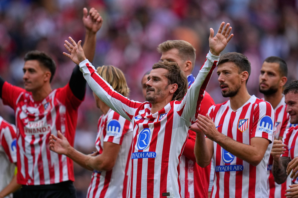 Atletico Madrid players celebrate at the end of the Spanish La Liga soccer match between Atletico Madrid and Real Madrid at Metropolitano stadium, in Madrid, Spain, Saturday, Sept. 27, 2025. (AP Photo/Manu Fernandez)