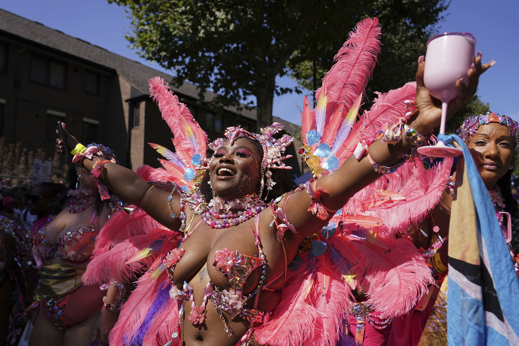 Revellers take part in the parade during the Notting Hill Carnival in London, Monday, Aug. 25, 2025, Europe's biggest street party and one of the largest carnivals in the world.(AP Photo/Alberto Pezzali)