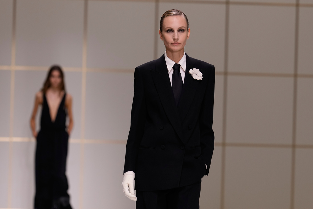 A model wears a creation part of the Giorgio Armani women's Spring-Summer 2027 collection, presented in Milan, Italy, Sunday, Sept. 27, 2026. (AP Photo/Luca Bruno)