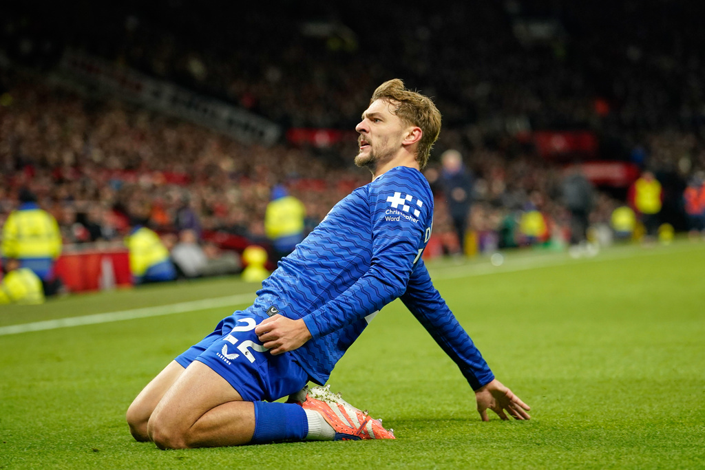 Everton's Kiernan Dewsbury-Hall celebrates after scoring the opening goal during the English Premier League soccer match between Manchester United and Everton in Manchester, England, Monday, Nov. 24, 2025. (AP Photo/Dave Thompson)