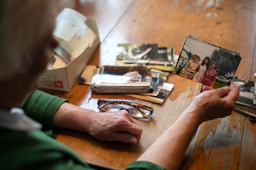 East Corinth resident Sarah Polli holds a photograph she took of actor Geena Davis with her parents during the 1987 filming of the first "Beetlejuice" film in East Corinth, Vt., Oct. 28, 2025. (AP Photo/Amanda Swinhart) East Corinth resident Sarah Polli holds a photograph she took of actor Geena Davis with her parents during the 1987 filming of the first "Beetlejuice" film in East Corinth, Vt., Oct. 28, 2025. (AP Photo/Amanda Swinhart)