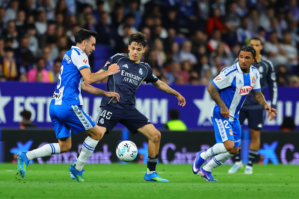 Espanyol's Edu Exposito, left, and Real Madrid's Thiago Pitarch Pinar fight for the ball during the La Liga soccer match between Espanyol and Real Madrid in Barcelona Spain, Sunday, May 3, 2026. (AP Photo/)