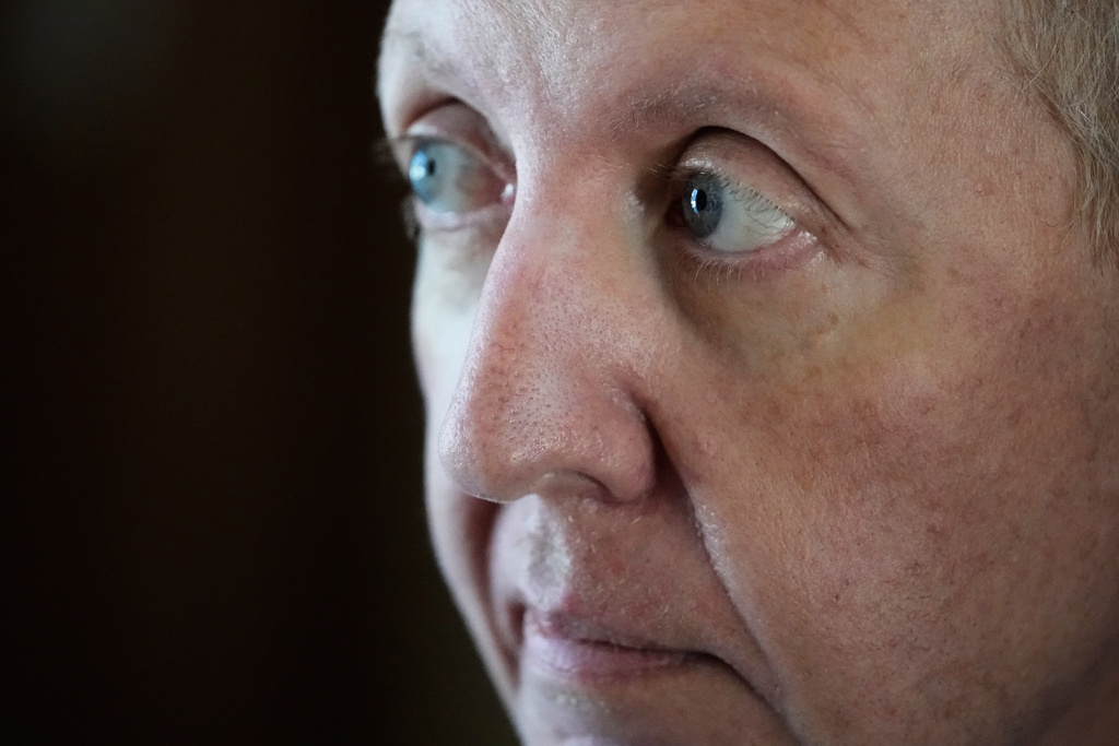 Bill Swick looks at his wife Martha Swick at their home in Minooka, Ill., Friday, Oct. 24, 2025. (AP Photo/Nam Y. Huh)