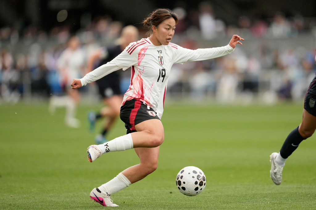 Japan's Momoko Tanikawa (19) brings the ball up the field against the United States during the first half of an international friendly soccer match Saturday, April 11, 2026, in San Jose, Calif. (AP Photo/Jeff Chiu)