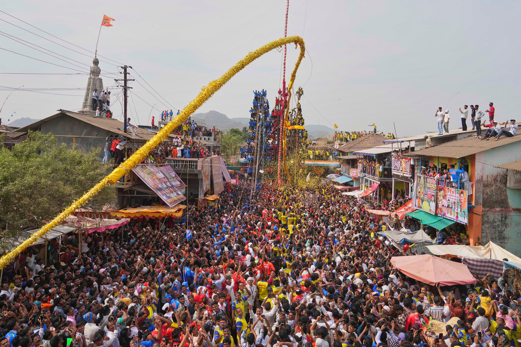 Members of the Agri-Koli community compete to erect ceremonial bamboo poles called Devkathi in a centuries-old annual tradition honouring a local goddess Raiba Devi, in Rave village, about 61 kilometers (38 miles) from Mumbai, India, Friday, April 17, 2026.(AP Photo/Rafiq Maqbool)