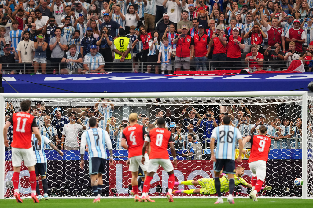 Argentina's Lionel Messi background left, fails to score a penalty shot during the World Cup Group J soccer match between Argentina and Austria in Arlington, Texas, near Dallas, Monday, June 22, 2026. (AP Photo/Julio Cortez)