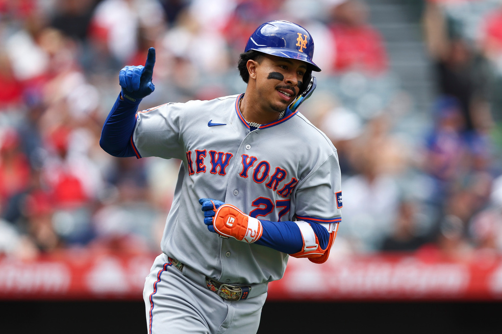 New York Mets' Mark Vientos gestures after hitting a home run during the fourth inning of a baseball game against the Los Angeles Angels, Sunday, May 3, 2026, in Anaheim, Calif. (AP Photo/Jessie Alcheh)