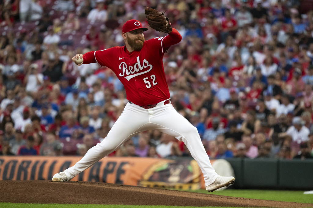 Cincinnati Reds pitcher Zack Littell delivers in the first inning of a baseball game against the Chicago Cubs, Saturday, Sept. 20, 2025, in Cincinnati. (AP Photo/Michael Swensen)