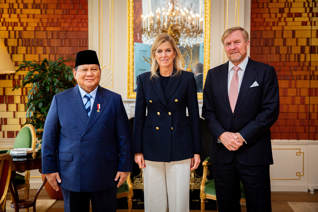 Indonesia's President Prabowo Subianto, left, Dutch Queen Maxima and King Willem-Alexander pose at royal palace Huis ten Bosch in The Hague, Netherlands, Friday, Sept. 26, 2025. (Wesley de Wit/Pool Photo via AP)