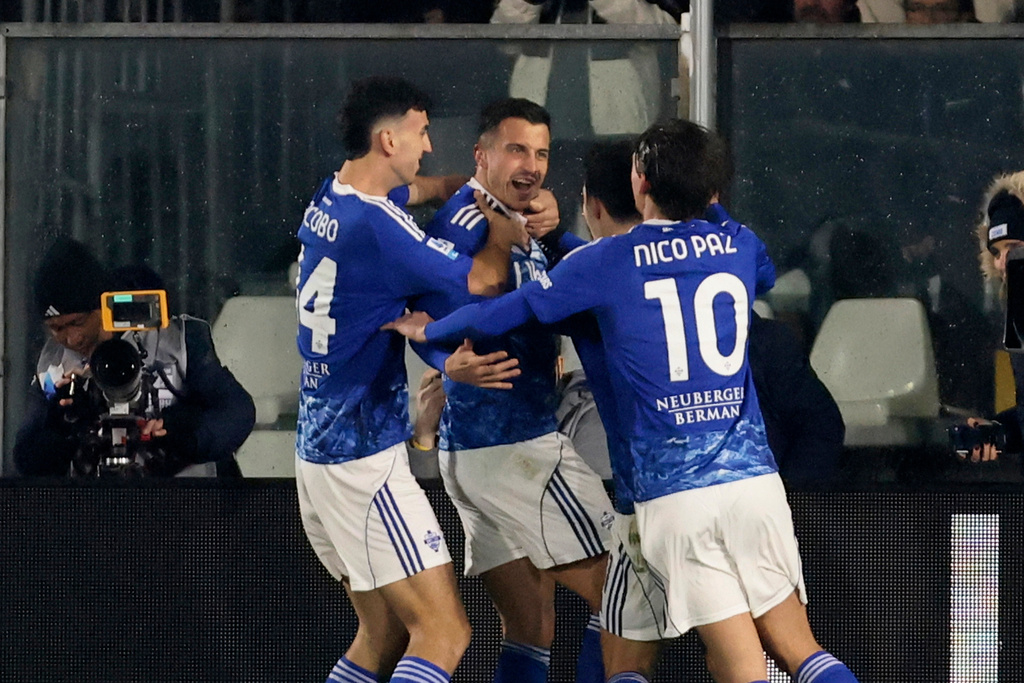 Como's Marc-Oliver Kempf, center, celebrates scoring during the Serie A soccer match between Como and Milan in Como, Italy, Thursday Jan. 15, 2026. (Antonio Saia/LaPresse via AP)